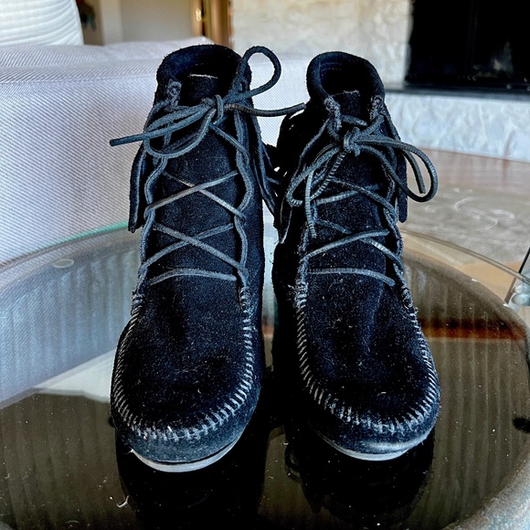 Minnetonka Tramper Boot - Picture 2 of 9